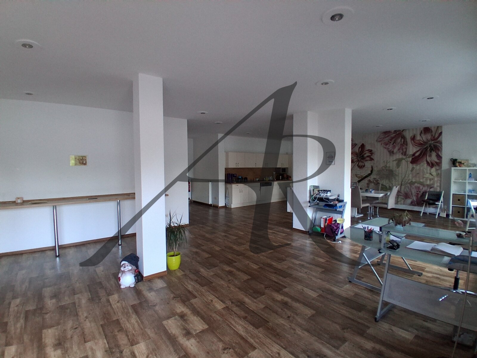 Gewerbeeinheit - Büro, Praxis im Erdgeschoss mit eigenem Eingang im Herzen der Stadt Gewerbeeinheit - Büro, Praxis im Erdgeschoss mit eigenem Eingang im Herzen der Stadt