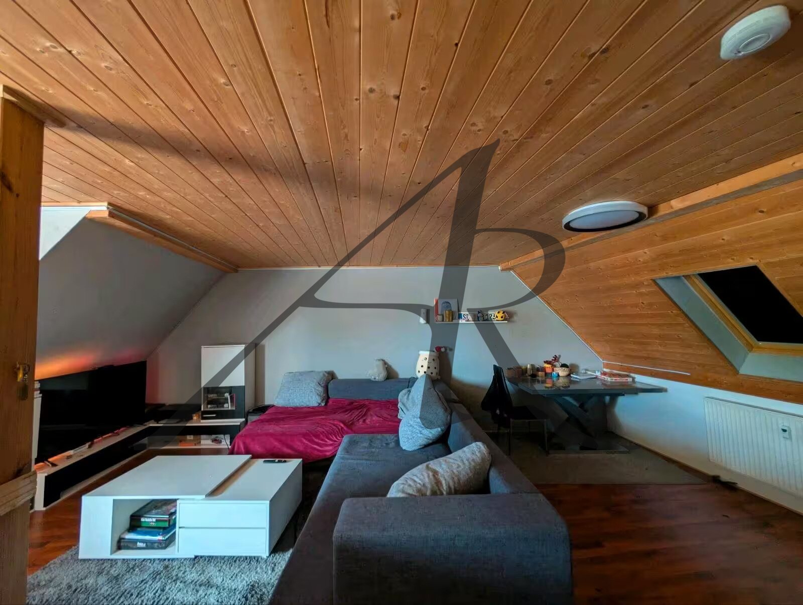 gemütliche 2-Zimmer-Altbau-Wohnung mit Einbauküche, optional Klimaanlage gemütliche 2-Zimmer-Altbau-Wohnung mit Einbauküche, optional Klimaanlage