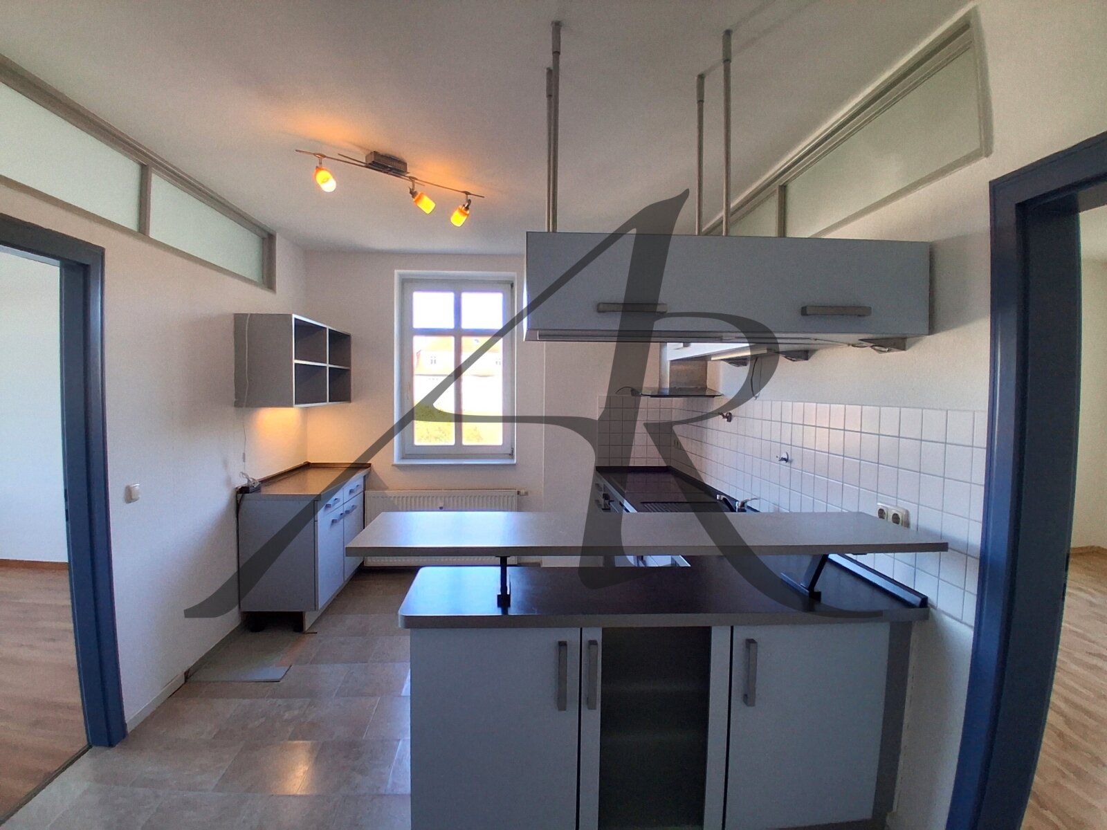 schicke helle 3-Zimmer-Wohnung mit Balkon und Einbauküche schicke helle 3-Zimmer-Wohnung mit Balkon und Einbauküche