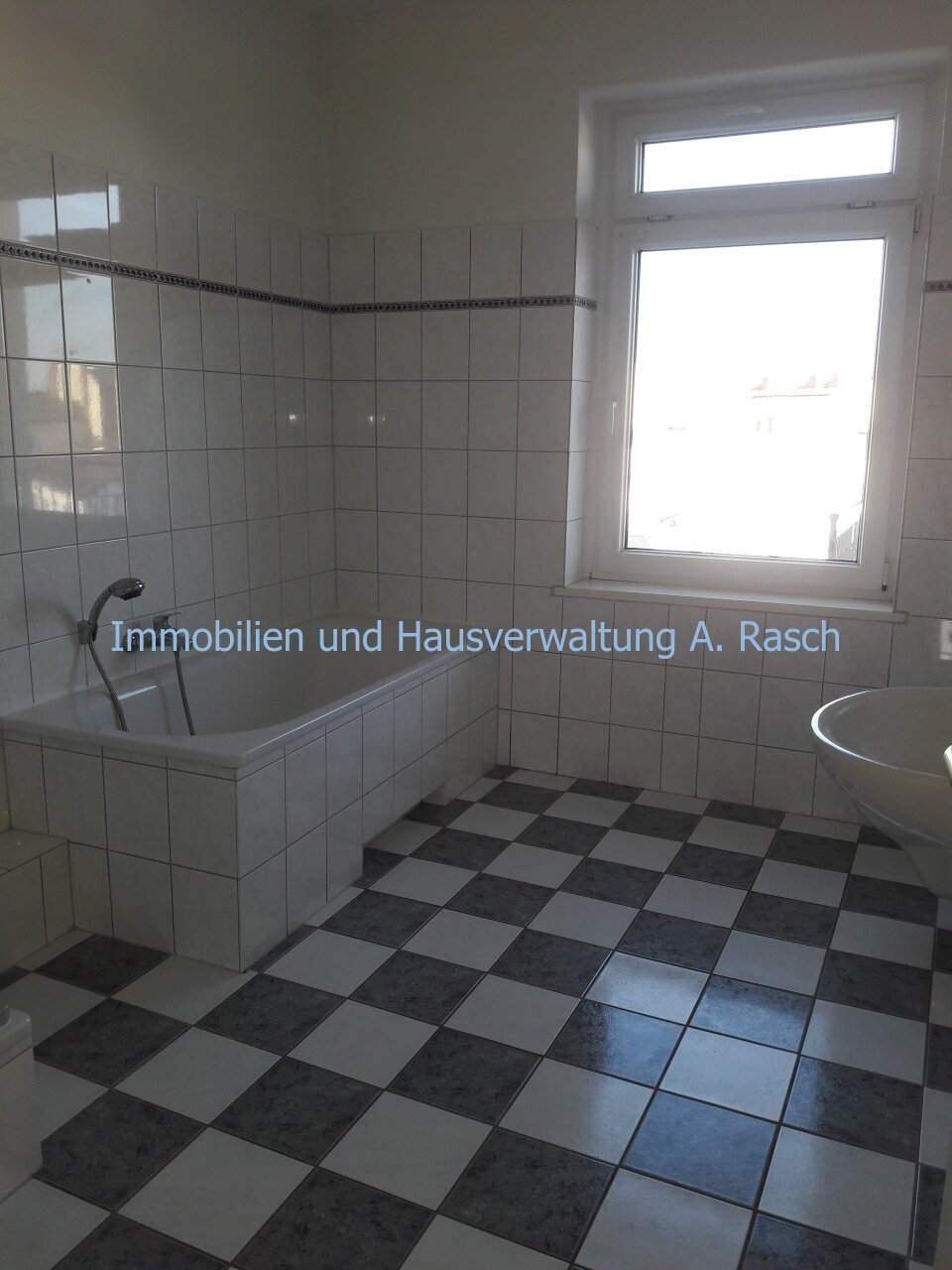  Bad mit Fenster, Wanne und Dusche