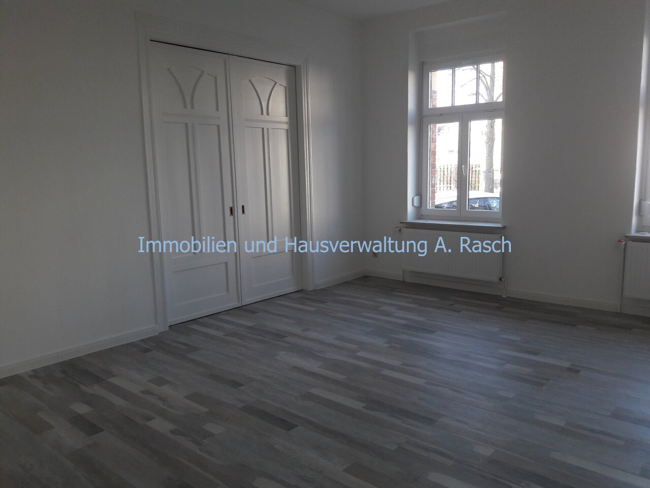 Wohnzimmer mit schicker Schiebetür