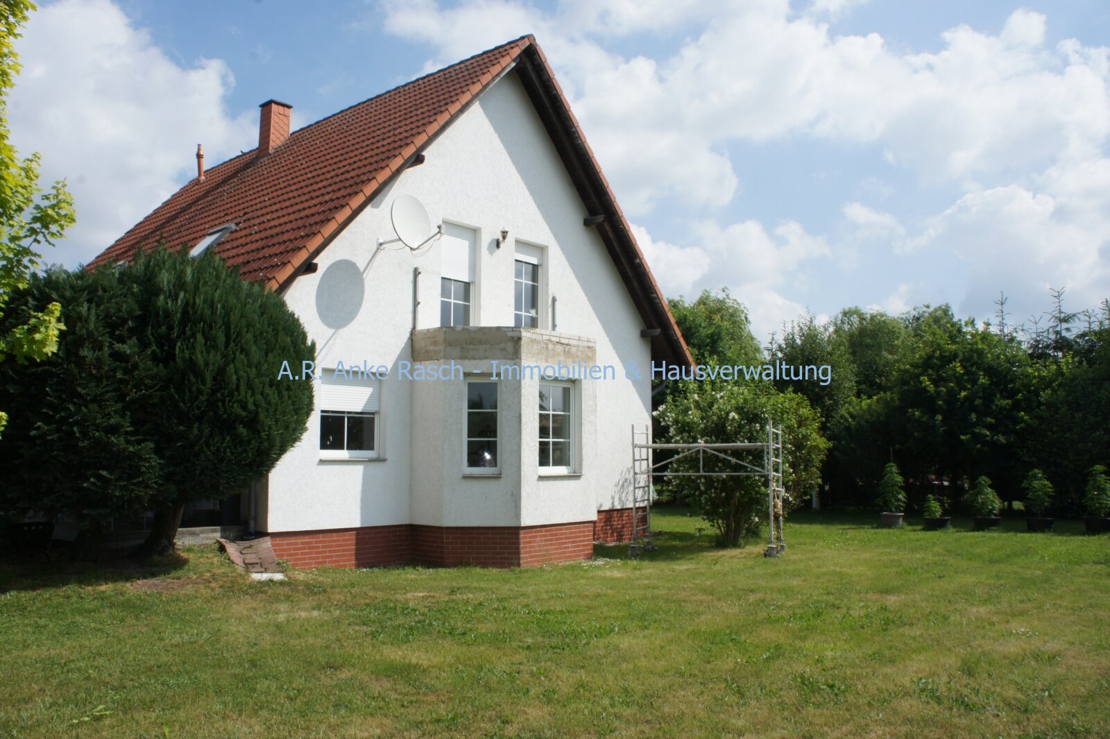 Außenansicht, Balkonbrüstung in Arbeit