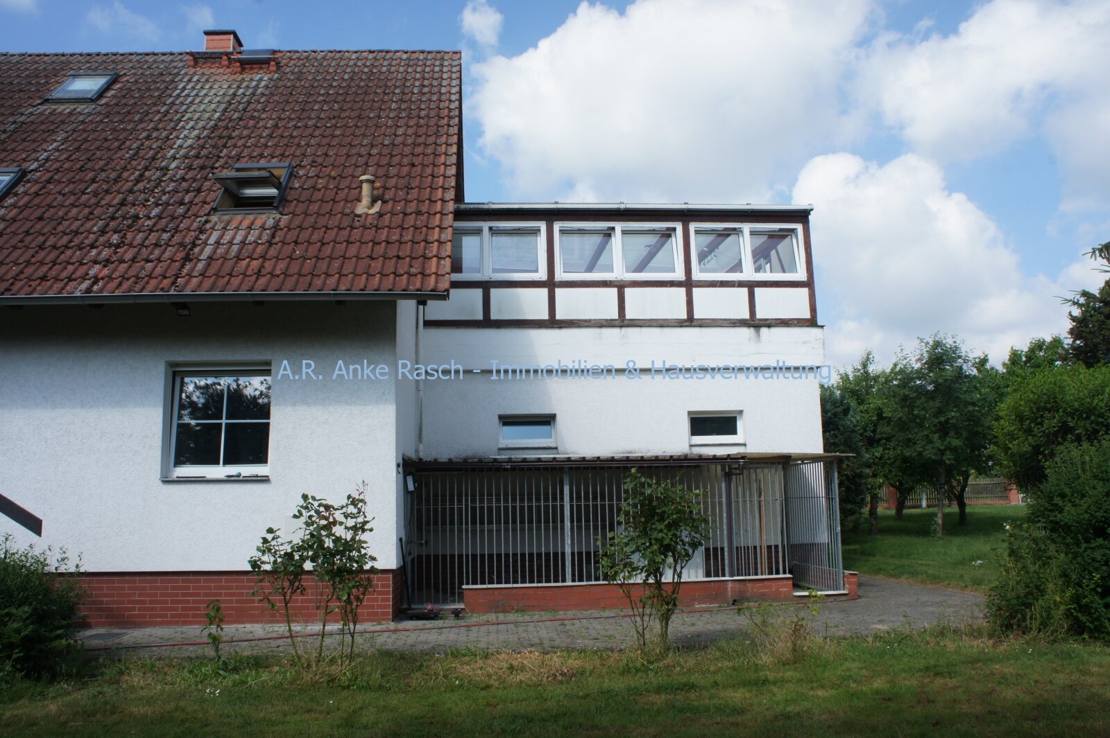 Ansicht rückwärtig mit Wintergarten