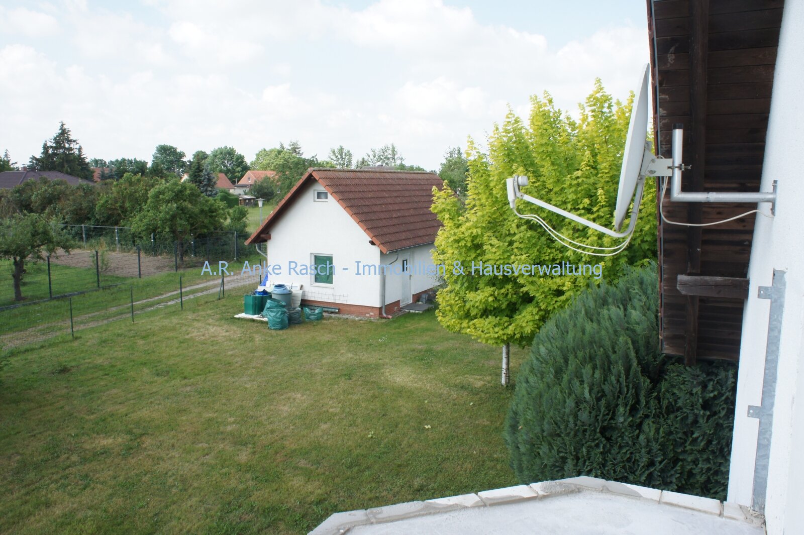 Blick aufs massive Gerätehaus, auch als Garage geeignet